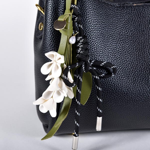 Leren tashanger met bloemenmotief: gevlochten koordknoop, parelaccent, handgemaakt cadeau voor vrouwen, inclusief doos.