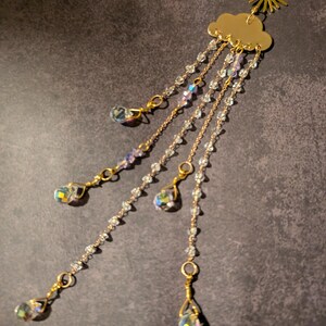 Zawieszka do samochodu w kształcie chmurki deszczowej z łapaczem słońca | Złote słońce i chmurka na lusterko wsteczne | Kryształowe krople deszczu i fioletowe koraliki | Lśniąca biżuteria samochodowa