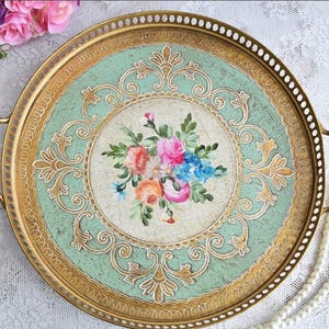 Round Green Florentine Tray with Handles – Vintage Italian Gilded Serving Tray with Hand-Painted Floral Center & Baroque Motif