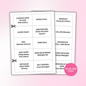 Pu&ograve; includere: Due fogli di carta rettangolari bianchi con una griglia di titoli di canzoni e nomi di artisti in testo nero. Ogni sezione &egrave; delineata da linee tratteggiate e include piccole icone di forbici nere sul lato sinistro. Un cerchio rosa mostra il testo CALLING CARDS 8 PAGES.