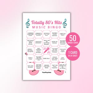 Pu&ograve; includere: Una scheda di gioco Totally 80's Hits Music Bingo bianca con una griglia 5x5 di titoli di canzoni e artisti, chiavi di violino color verde acqua, illustrazioni di chitarre rosa e un'icona di microfono centrale. Due cerchi rosa indicano 50 UNIQUE CARDS e 1 CARD IN A4 SHEET.