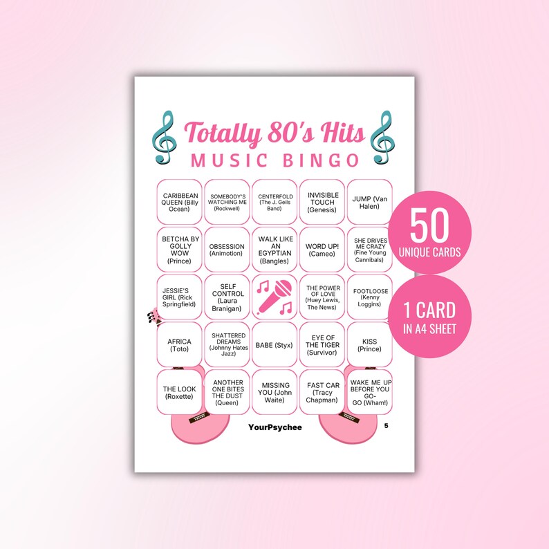Pu&ograve; includere: Una scheda di gioco Totally 80's Hits Music Bingo bianca con una griglia 5x5 di titoli di canzoni e artisti, chiavi di violino color verde acqua, illustrazioni di chitarre rosa e un'icona di microfono centrale. Due cerchi rosa indicano 50 UNIQUE CARDS e 1 CARD IN A4 SHEET.