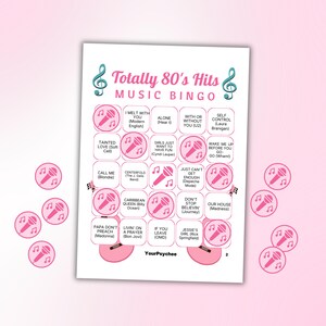 Pu&ograve; includere: Una scheda di gioco Totally 80's Hits Music Bingo con una griglia di titoli di canzoni e nomi di artisti, decorata con note musicali color ottanio e icone di microfoni rosa. Il set include diversi gettoni rosa con grafiche di microfoni.