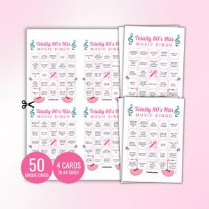 Pu&ograve; includere: Un set di cartelle per il bingo musicale Totally 80's Hits con una griglia di titoli di canzoni e nomi di artisti. Le cartelle presentano testo rosa e verde acqua, icone di note musicali e grafiche di microfoni. Due cerchi rosa indicano 50 UNIQUE CARDS e 4 CARDS IN A4 SHEET.