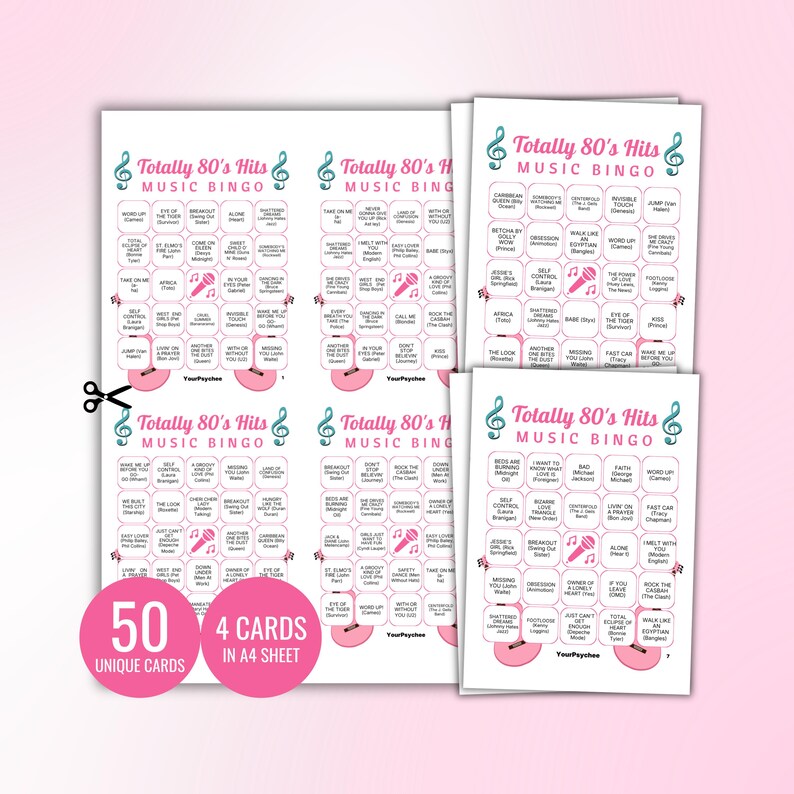 Pu&ograve; includere: Un set di cartelle per il bingo musicale Totally 80's Hits con una griglia di titoli di canzoni e nomi di artisti. Le cartelle presentano testo rosa e verde acqua, icone di note musicali e grafiche di microfoni. Due cerchi rosa indicano 50 UNIQUE CARDS e 4 CARDS IN A4 SHEET.