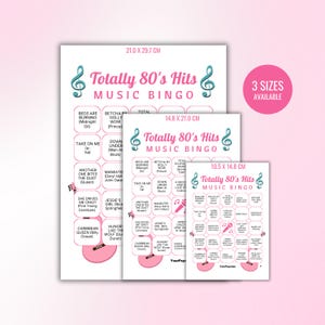 Pu&ograve; includere: Tre cartelle di bingo musicale bianche intitolate Totally 80's Hits con icone di chiave di violino color ottanio e grafiche di chitarre rosa. Le schede elencano titoli e artisti, con dimensioni visibili di 21,0 x 29,7 cm, 14,8 x 21,0 cm e 10,5 x 14,8 cm.