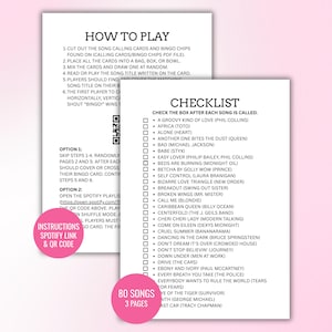 Pu&ograve; includere: Due fogli di carta bianchi con testo nero per un gioco di bingo musicale. Un foglio mostra le istruzioni intitolate HOW TO PLAY e un codice QR. Il secondo foglio presenta una CHECKLIST di titoli di canzoni con caselle per segnare i brani.