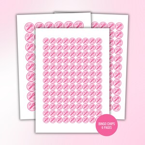 Pu&ograve; includere: Un set di fogli stampabili con gettoni da bingo circolari rosa, ciascuno decorato con un'icona di microfono e note musicali. Il testo nell'angolo in basso a destra recita BINGO CHIPS 6 PAGES. Questi segnapunti circolari sono disposti a griglia.