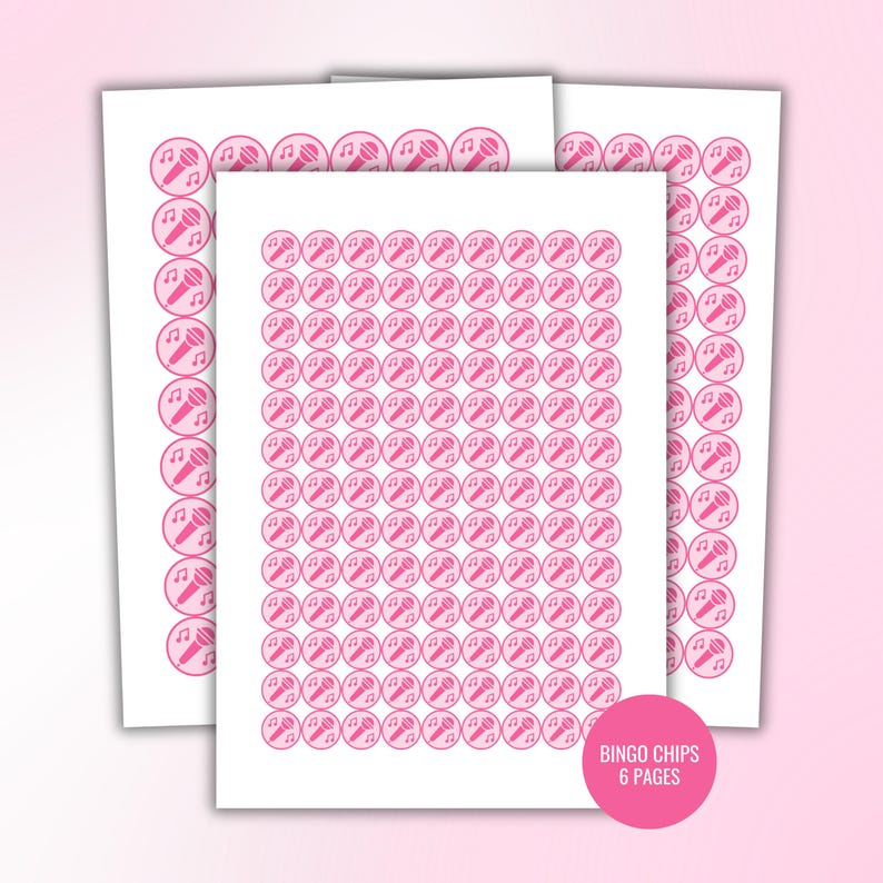 Pu&ograve; includere: Un set di fogli stampabili con gettoni da bingo circolari rosa, ciascuno decorato con un'icona di microfono e note musicali. Il testo nell'angolo in basso a destra recita BINGO CHIPS 6 PAGES. Questi segnapunti circolari sono disposti a griglia.