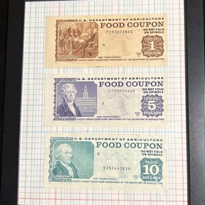 Peut inclure: Trois coupons alimentaires vintage du département américain de l'agriculture. Les coupons sont imprimés sur du papier bleu, vert et marron. Les coupons sont d'une valeur de 1, 5 et 10 dollars. Les coupons sont non transférables et ne sont valables que sous les conditions prescrites par le secrétaire à l'agriculture.