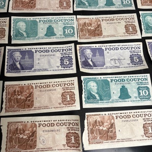 Pu&ograve; includere: Una collezione di buoni alimentari vintage del Dipartimento dell'Agricoltura degli Stati Uniti. I buoni sono stampati su carta e presentano un design a campana. I buoni hanno valori diversi, tra cui 1, 5 e 10 dollari. I buoni risalgono agli anni '40 e '50.