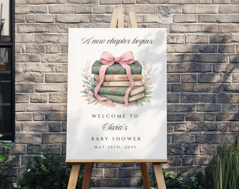 Può includere: Un cartello bianco su un cavalletto di legno con la scritta "Inizia un nuovo capitolo". Illustrazione ad acquerello di una pila di libri con fiocco e nastro rosa. Il cartello recita "Benvenuti al baby shower di Olivia il 30 maggio 2025".