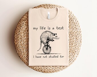 Opos na jednokołowcu PNG SVG, Moje życie to test, do którego się nie uczyłem do pobrania cyfrowego, Powiązany z oposem Clipart, Chaos Humor Animal Design