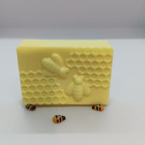 Honeycomb Bliss – Natural Honey Soap with Bees & Flowers, Handmade Bee Soap, Gift for Bee Lovers, Honey Skincare, Handmade Bath Gift