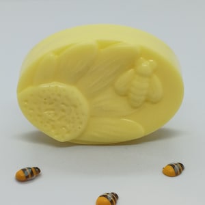Honeycomb Bliss – Natural Honey Soap with Bees & Flowers, Handmade Bee Soap, Floral Honey Soap, Gift for Bee Lovers, Honey Skincare,