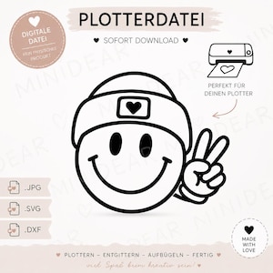 Op de afbeelding: Een digitaal bestand met een zwart-witte lijntekening van een smiley met een muts die een vredesteken maakt. De afbeelding bevat teksten zoals PLOTTERDATEI, SOFORT DOWNLOAD, PERFEKT FÜR DEINEN PLOTTER, .JPG, .SVG, .DXF, MADE WITH LOVE en PLOTTERN - ENTGITTERN - AUFBÜGELN - FERTIG.