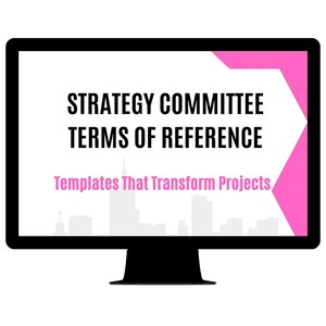 Könnte beinhalten: Ein Computermonitor zeigt den Text "STRATEGY COMMITTEE TERMS OF REFERENCE" in Schwarz, mit "Templates That Transform Projects" in Rosa. Eine rosa geometrische Form akzentuiert die rechte Seite des Bildschirms, und eine Stadtsilhouette befindet sich unten.