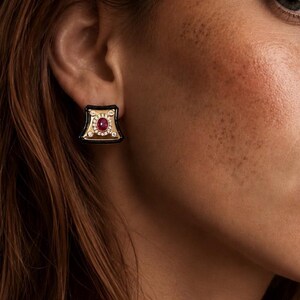 Pendientes de botón de rubí de lujo, pendientes de bronce chapados en oro, pendientes geométricos de esmalte negro, joyería de diseño de inspiración vintage.