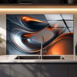 Op de afbeelding: Een rechthoekig glazen keukenachterwandpaneel met een glanzend, abstract ontwerp van vloeiende, wervelende metalen golven in tinten diep antracietgrijs, zilver en levendig koperoranje, geplaatst achter een roestvrijstalen keukenkraan.