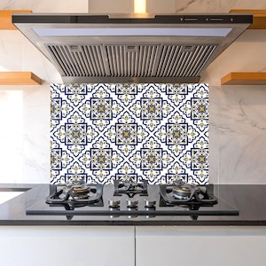 Panel decorativo de vidrio templado para cocina con diseño de azulejos marroquíes azules, estilo geométrico de cerámica.