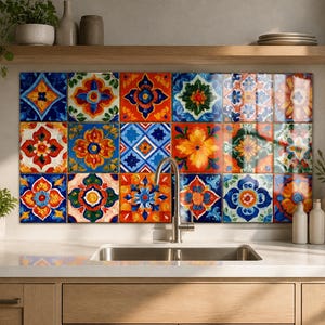Puede incluir: Un salpicadero de cocina que presenta una cuadrícula de dieciocho azulejos de cerámica cuadrados, cada uno decorado con distintos y vibrantes patrones florales y geométricos en tonos rojo, azul, naranja, amarillo, verde y blanco, detrás de un fregadero.