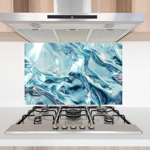 Blauwe abstracte achterwand van gehard glas: hittebestendige kachelafdekking