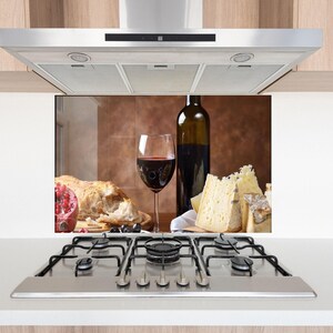 Salpicadero de cocina clásico de vidrio templado con vino y queso, cubierta rústica para estufa con bodegón, elegante decoración de pared para salpicadero.