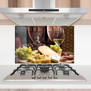 Salpicadero rústico de vidrio templado para cocina con vino y queso: panel decorativo de pared con cubierta de estufa estilo bodega vintage