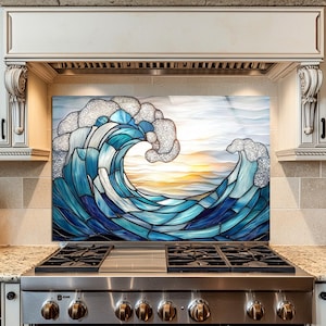 Puede incluir: Un protector contra salpicaduras de cocina de vidrieras con un diseño estilizado de ola oceánica. La ola está representada en tonos azules y blancos, con un efecto brillante y texturizado en la cresta. El fondo muestra una puesta de sol.