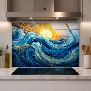 Op de afbeelding: Een rechthoekig keukenachterwandpaneel met een mozaïekstijl afbeelding van kolkende blauwe oceaangolven onder een heldere gele zon. Het kunstwerk toont een gestructureerd patroon van in elkaar grijpende vormen in azuur, marine en goud.