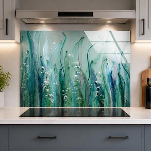 Puede incluir: Un panel rectangular para salpicadero de cocina que presenta una escena submarina abstracta con cintas de vidrio fluidas en tonos verde azulado, turquesa y azul, intercaladas con burbujas circulares transparentes sobre un fondo verde claro.