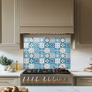 Niebieski szklany panel ścienny, marokański panel kuchenny, geometryczny panel tylny kuchenki, dekoracja ścienna w stylu Talavera