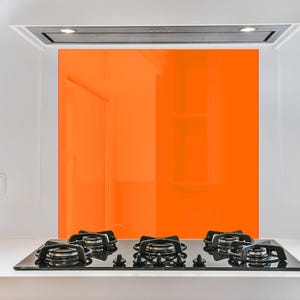 Massief oranje keukenachterwand van gehard glas: hittebestendige kachelafdekking