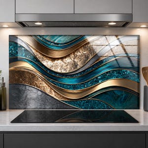 Puede incluir: Un panel rectangular para salpicadero de cocina con un diseño abstracto y brillante de ondas fluidas y superpuestas en azul verdoso profundo, oro metálico y gris carbón, que incluye secciones cristalinas texturizadas y curvas lisas.
