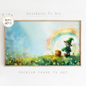 Puede incluir: Una pintura de acuarela de un duende de pie en un campo de trébol verde con una olla de oro a sus pies. Un arcoíris se arquea sobre el duende y el campo. La pintura tiene un cielo azul claro con nubes blancas.