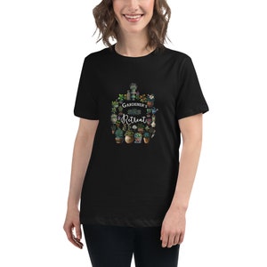 Women's Relaxed T-Shirt Gardener s Retreat - Floral Botanical Print , Perfect Gift for Plant - Loving Ladies