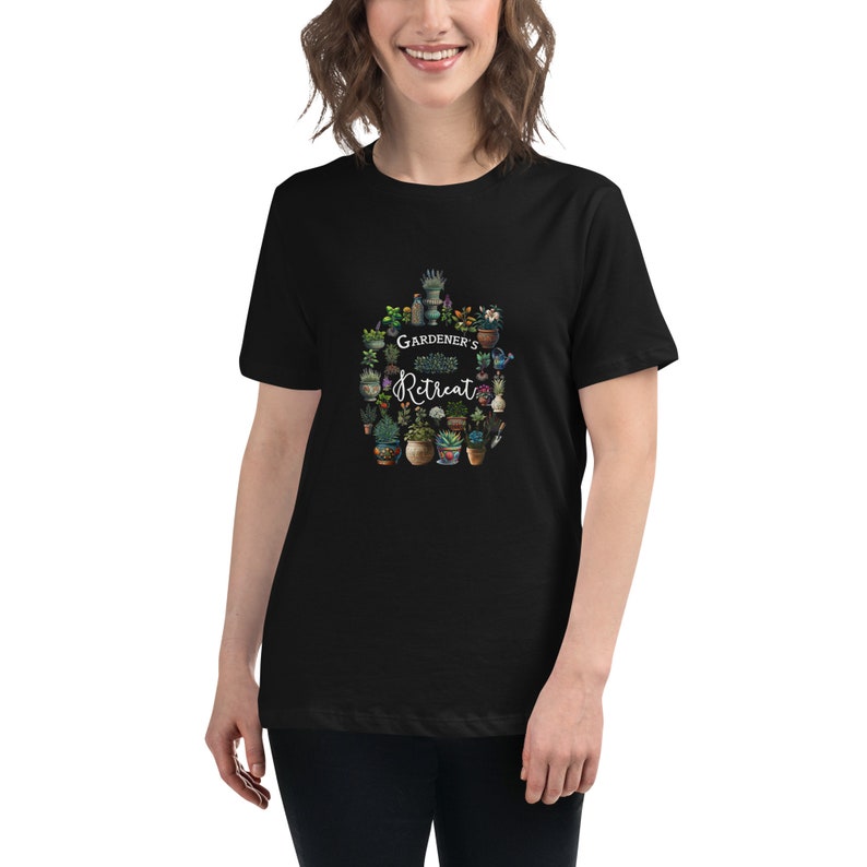 Women's Relaxed T-Shirt Gardener s Retreat - Floral Botanical Print , Perfect Gift for Plant - Loving Ladies