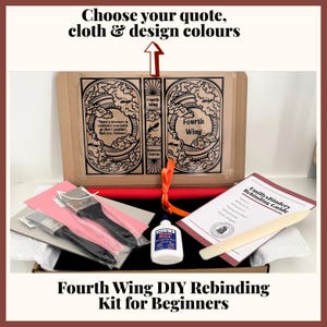 Puede incluir: Un kit de encuadernación DIY para "Fourth Wing" con pinceles, pegamento y una guía. El kit incluye un diseño de portada de libro con el texto "Fourth Wing" y el nombre del autor. La caja también tiene el texto "Choose your quote, cloth & design colours."