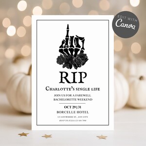 Op de afbeelding: Zwart-wit uitnodigingskaart met een skelet handgebaar en zwarte rozen. De tekst luidt "RIP Charlotte's Single Life" met evenementdetails voor een vrijgezellenweekend, inclusief datum en locatie.