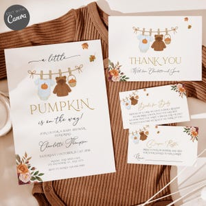 Op de afbeelding: Een set babyborrelkaarten met een pompoenthema. De uitnodiging luidt "Pumpkin is on the way!" en bevat details over het evenement. Extra kaarten zijn "Thank You" en "Diaper Raffle", allemaal met bijpassende illustraties.