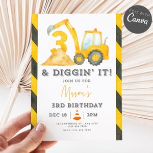 Op de afbeelding: Een verjaardagsuitnodiging met een bouwthema. Het ontwerp toont een gele graafmachine, een zandhoop en het cijfer 3. De tekst bevat "& DIGGIN' IT!" en feestdetails. De uitnodiging is omrand met gele en zwarte gevarenstrepen.