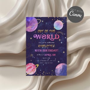 Op de afbeelding: Een uitnodiging voor een verjaardagsfeestje met een ruimtethema. De uitnodiging toont aquarelplaneten in roze, paars en blauw tegen een donkerblauwe sterrenachtergrond. De tekst luidt "Out of this World" en bevat feestdetails.