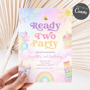 Può includere: Un invito di compleanno dai colori pastello con la scritta "Ready Two Party". L'invito include illustrazioni di un sole, palloncini, una torta e regali. Annuncia il 2° compleanno di Charlotte, con data, ora e luogo.