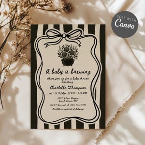 Op de afbeelding: Babyborrel uitnodiging met een zwart-wit gestreepte achtergrond. De uitnodiging heeft een decoratief kader met een strik bovenaan en een bloemstuk. De tekst luidt "A baby is brewing" en bevat details over het evenement.