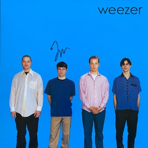 Álbum de vinilo azul de Weezer autografiado por Rivers Cuomo