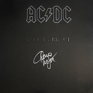 アンガス・ヤングのサイン入りAC/DC Back In Blackビニール