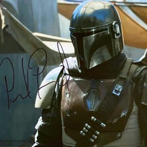 ペドロ・パスカル直筆サイン入りスター・ウォーズ マンダロリアン 8x10
