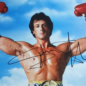 シルベスタースタローン直筆サイン入りフォト Amazon｜象徴的な写真 シルベスター スタローン サイン入り