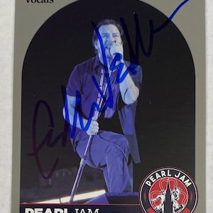 Eddie Vedder autografou o cartão colecionável do Pearl Jam