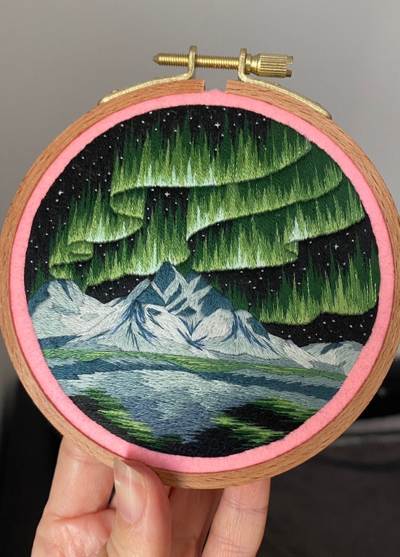 山の刺繍画 PDF 刺繍パターン オーロラ、刺繍の山、風景刺繍、オーロラ、風景画